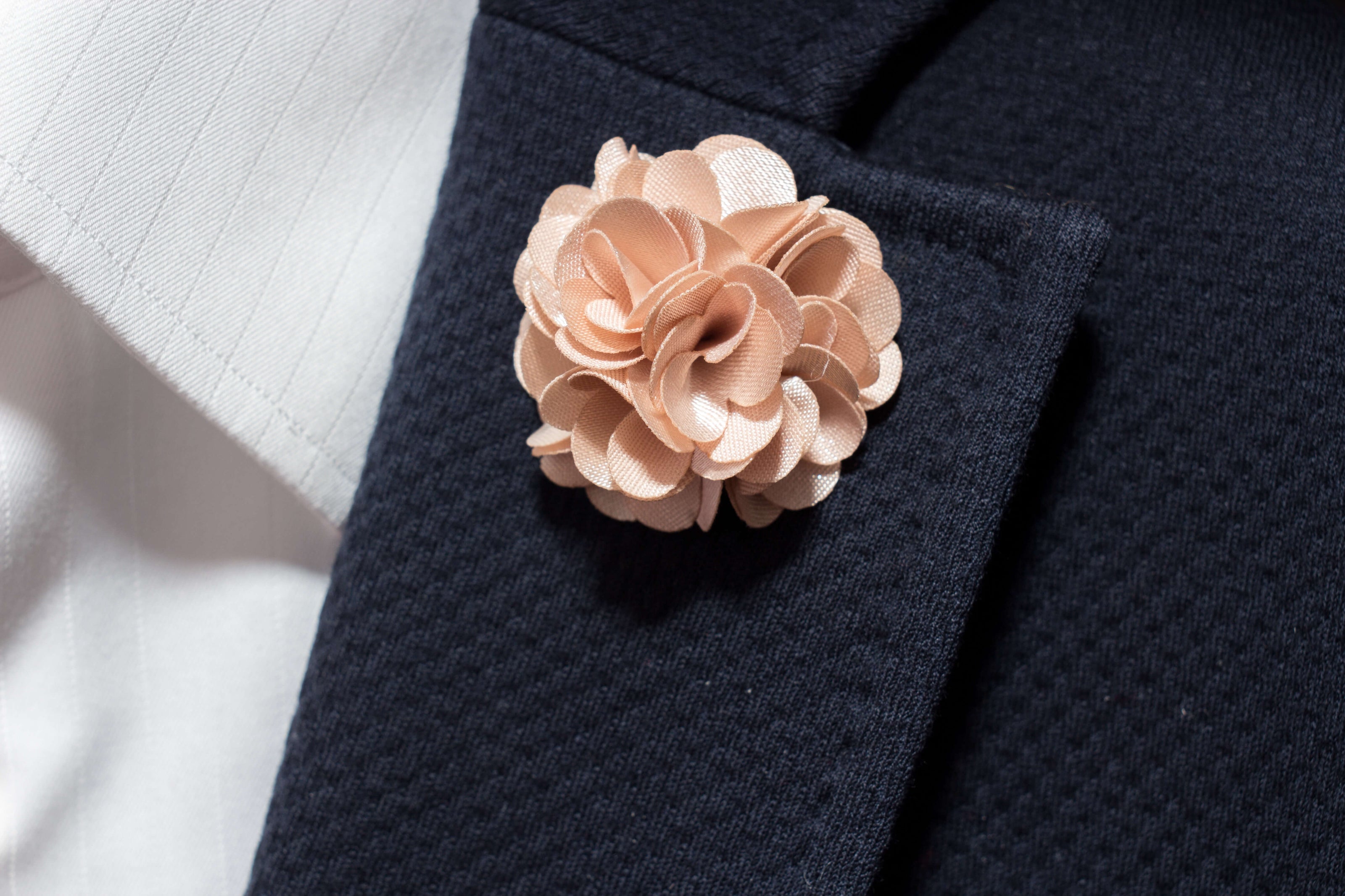 Chrysanthemum Lapel Pin - Champagne