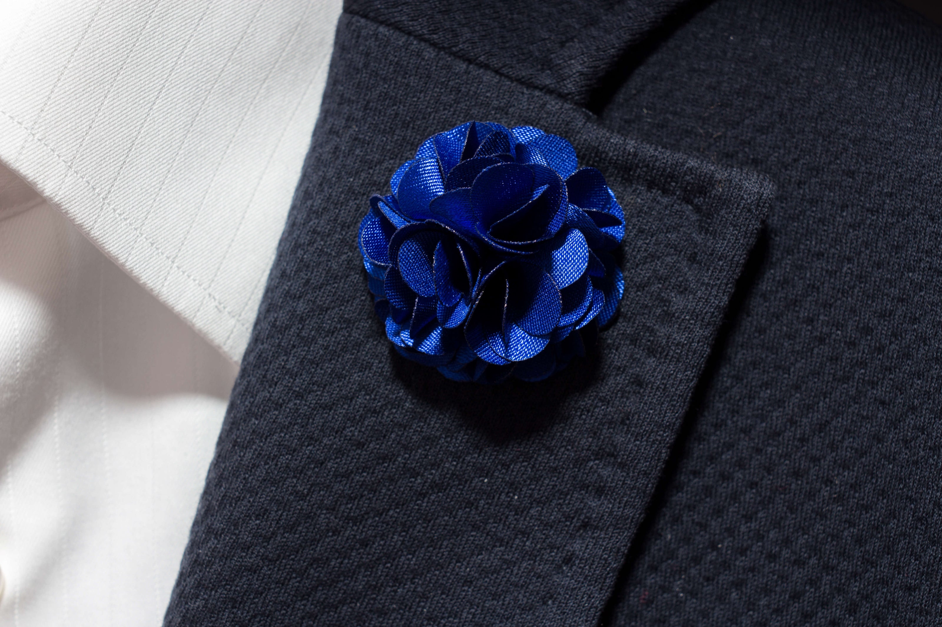 Chrysanthemum Lapel Pin - Electric Blue